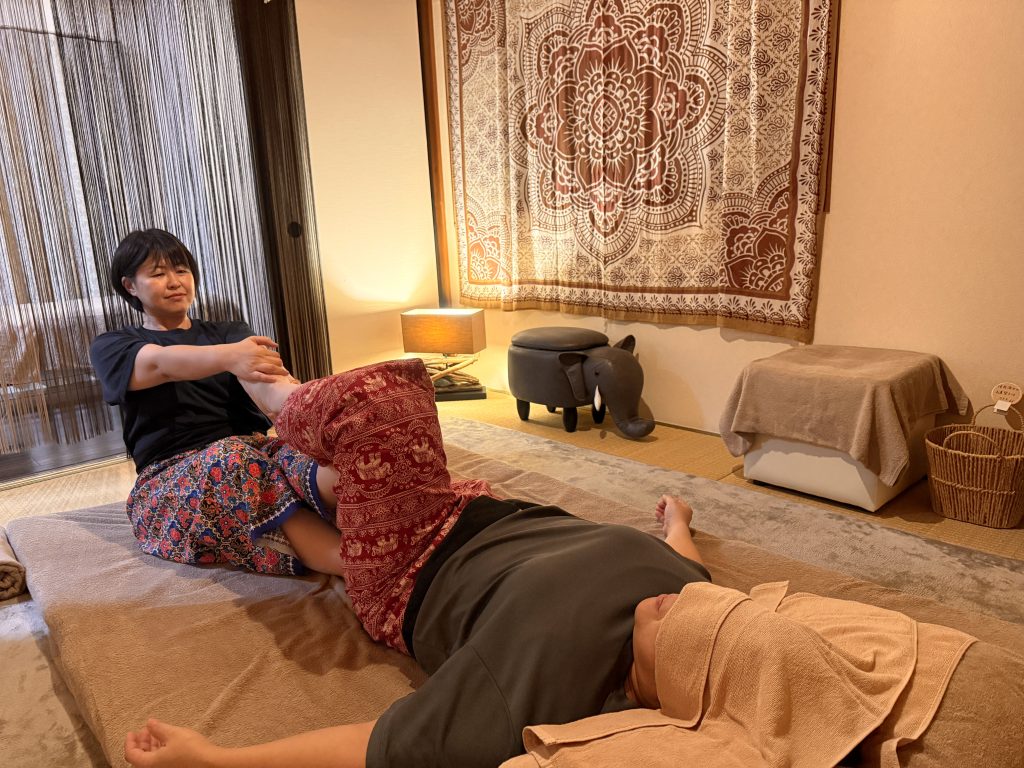 タイ古式マッサージの施術風景